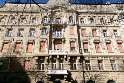 Az Aulich utca 4–6. szám alatti épület Lipótvárosban, Budapesten. A fotó illusztráció.