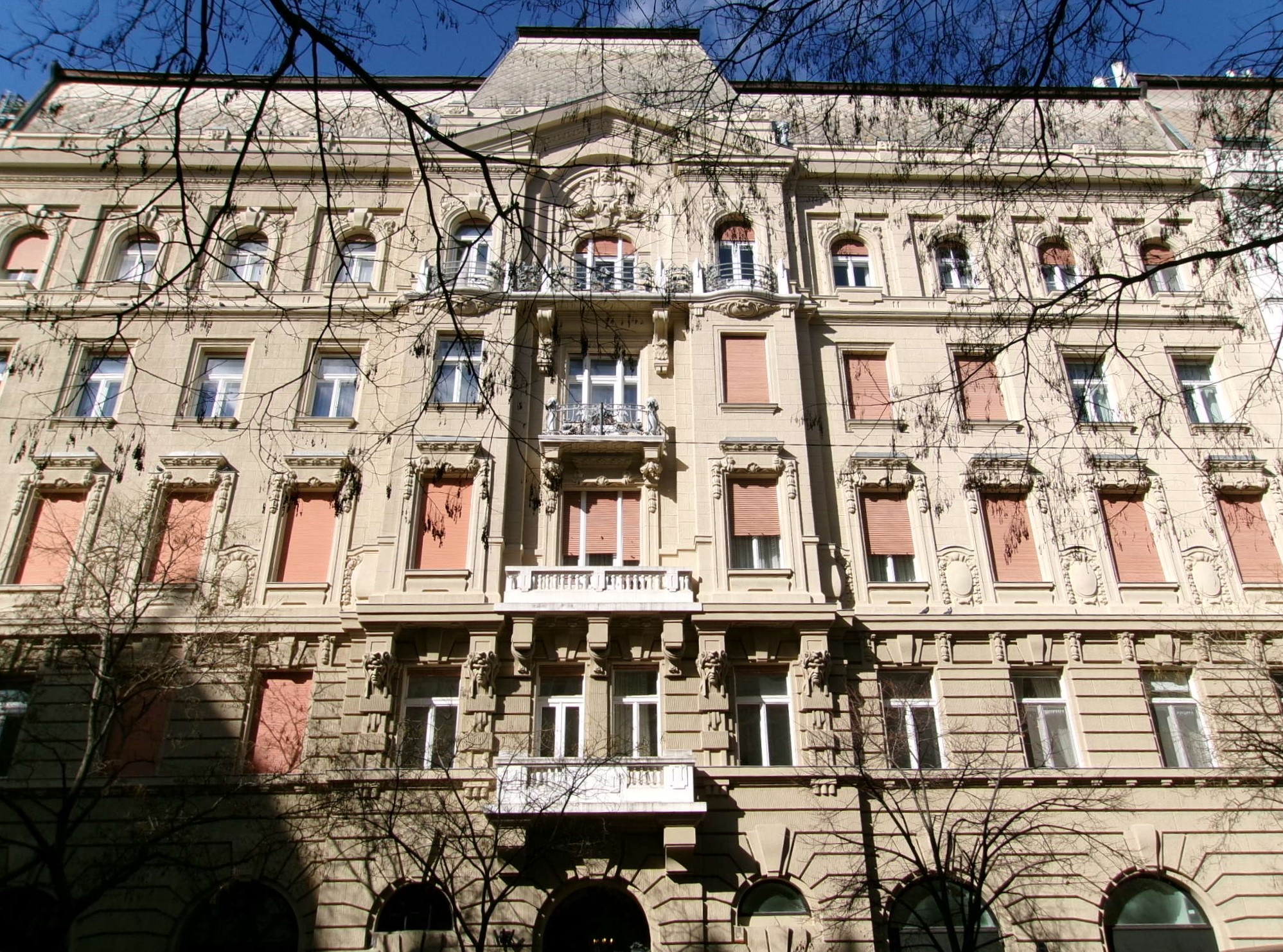Az Aulich utca 4–6. szám alatti épület Lipótvárosban, Budapesten. A fotó illusztráció.