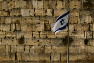 Izraeli zászló Jeruzsálemben – illusztráció az izraeli parlamenti választáshoz