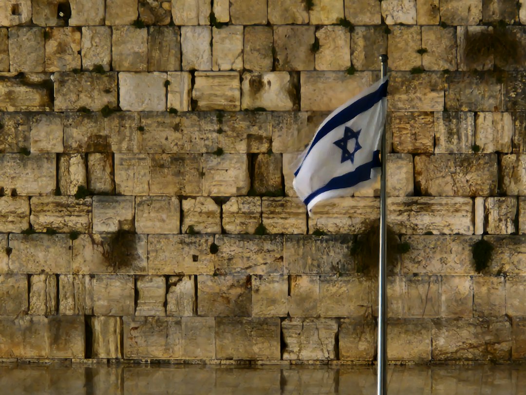 Izraeli zászló Jeruzsálemben – illusztráció az izraeli parlamenti választáshoz