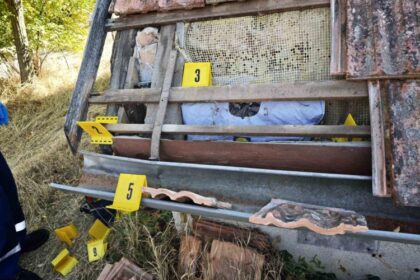 Bűnügyi helyszínelés a tetőcserép alatti rejtekhelynél a pécsi kábítószerügyben