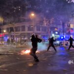 Rendőrségi járművek a tömeg között Párizsban, Luc Auffret október 17-i videójának képkockáján