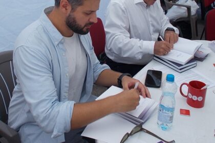 Rónai Egon jobbra, Gesztesi Máté mellett dedikál a 2024-es Pozsonyi Pikniken.